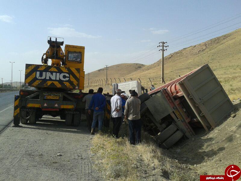 واژگونی خودروی تریلی در محور درود - بروجرد + تصاویر