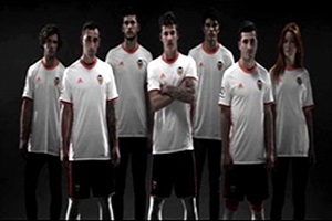 فیلم رونمایی از پیراهن جدید والنسیا