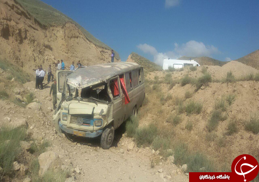 واژُگونی مینی بوس حادثه ساز شد+تصاویر