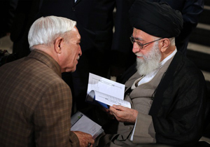 شاعر کاشانی کتبش را به رهبر انقلاب اهداکرد