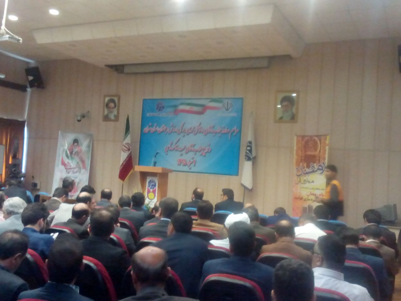 بنر استاندار تهران از سالن جمع آوری شد