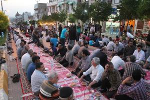 برپایی بزرگترین ضیافت افطار در خیابان