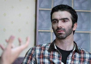محسن قرایى در خیابان كریمخان «سد معبر» می كند
