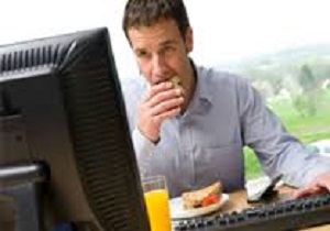 آسیبهای غذا خوردن مقابل تلویزیون و رایانه