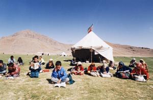 تأمین اعتبار لباس فرم دانش‌آموز عشایری نیازمند کمک خیران