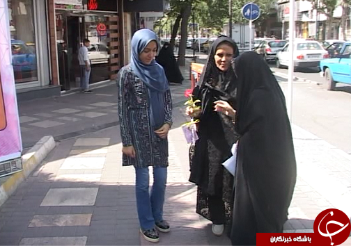 اهدای گل به بانوان قزوینی