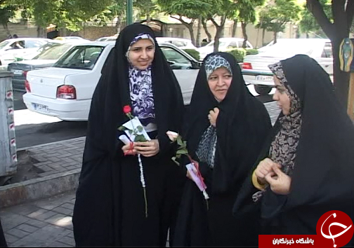 اهدای گل به بانوان قزوینی