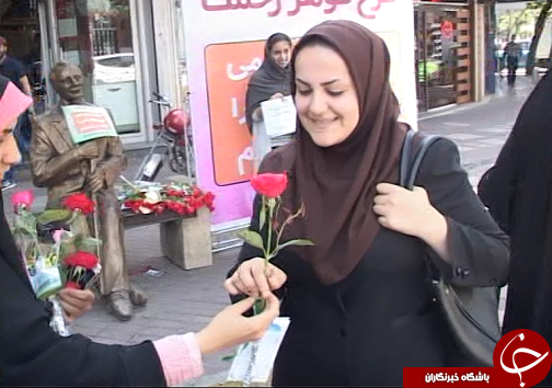 اهدای گل به بانوان قزوینی