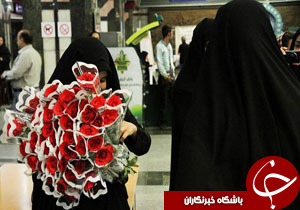 اهدای گل به بانوان محجبه ساروی