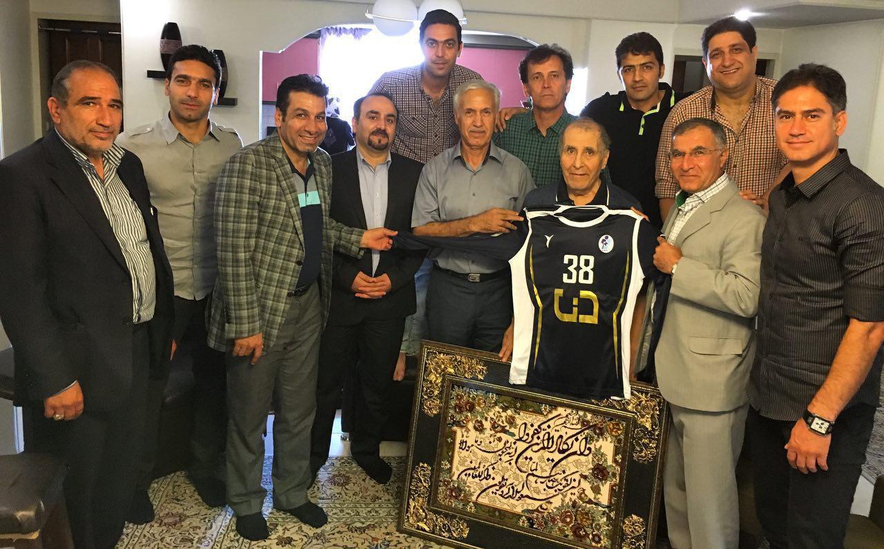 کادر فنی پیکان از پیشکسوت فوتبال عیادت کردند