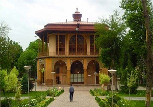 پرداخت ورودی برای رفتن به چهل ستون