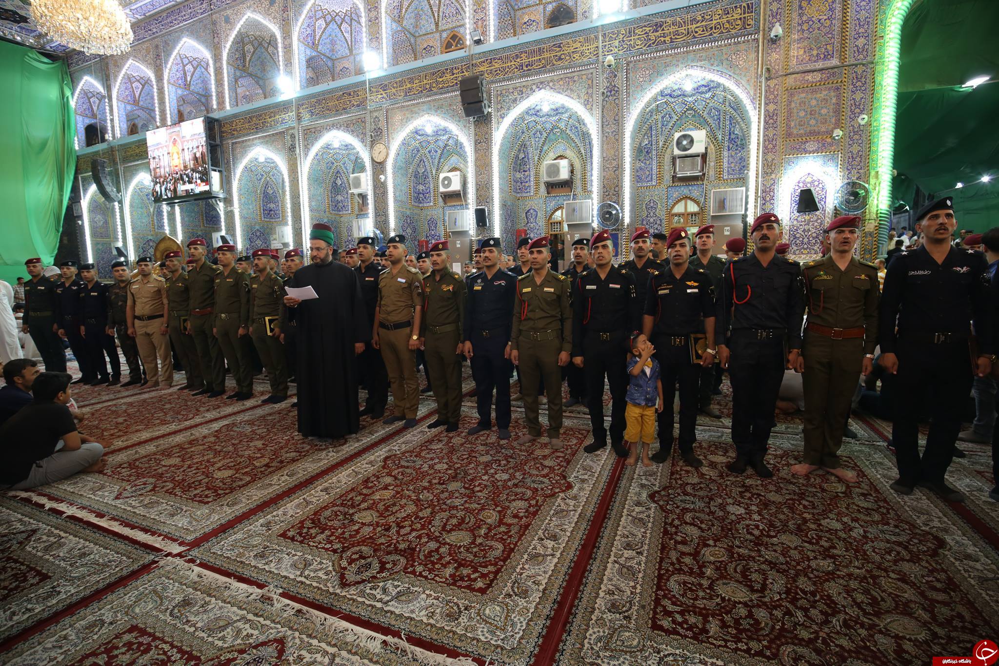 سوگند وفاداریِ افسران عراقی در حرم امام&zwnj;حسین(ع)+ تصاویر