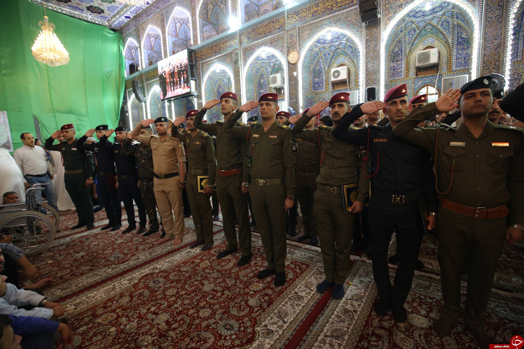 سوگند وفاداریِ افسران عراقی در حرم امام&zwnj;حسین(ع)+ تصاویر