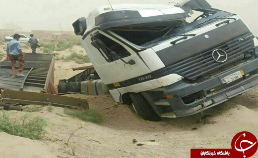 شدت طوفان منجر به واژگونی تریلی شد+ عکس