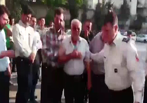 پدر آتش نشان شهید در جمع همكاران پسرش + فیلم