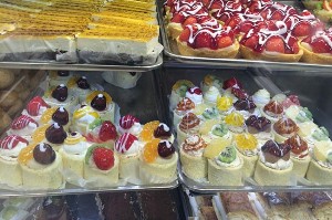 کشف شیرینی و مواد اولیه فاسد از یك كارگاه شیرینی پزی