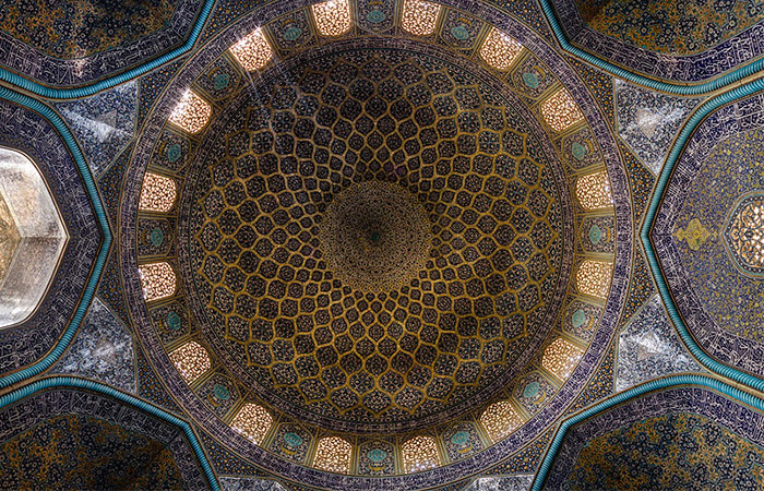 وقتی توریست ها درازکش از سقف مسجد شیخ لطف الله عکس می گیرند
