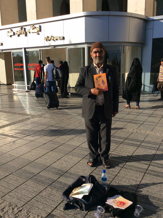 دیدار با مهمان &laquo;ماه عسل&raquo; در ایستگاه راه&zwnj;آهن مشهد/ حالا روزی 200 جلد کتاب می&zwnj;فروشم