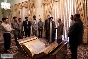 قرآن نفیس نسخ ترکیبی از سوی مقام معظم رهبری به موزه آستان قدس رضوی اهدا شد