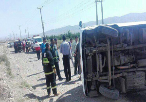 يك كشته و ٩ مجروح در برخورد مینی‌بوس حامل دانش‌آموزان دختر با کامیون