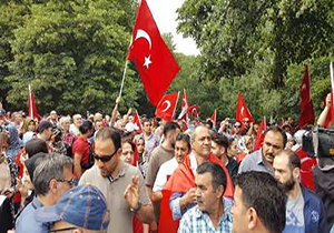 تجمع حامیان اردوغان در اطراف سفارت ترکیه در برلین
