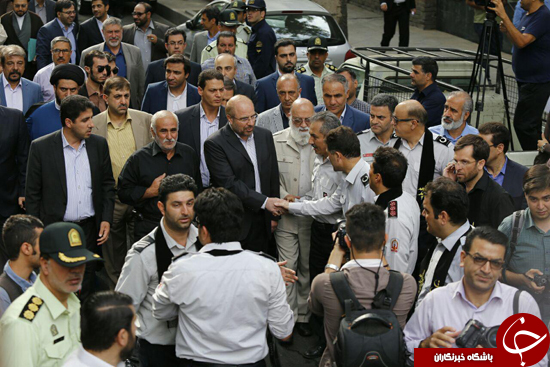 مسئولان شهری به احترام &laquo;آتش نشان شهید&raquo; تمام قد ایستادند+ تصاویر