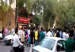 هنرنمایی مامورین سدمعبر با گاز اشک‌آور! + فیلم
