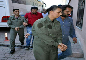 عکس/ دستگیری خلبان زن که در کودتا همکاری داشته