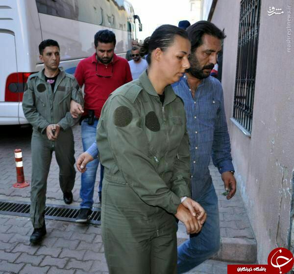 عکس/ دستگیری خلبان زن که در کودتا همکاری داشته