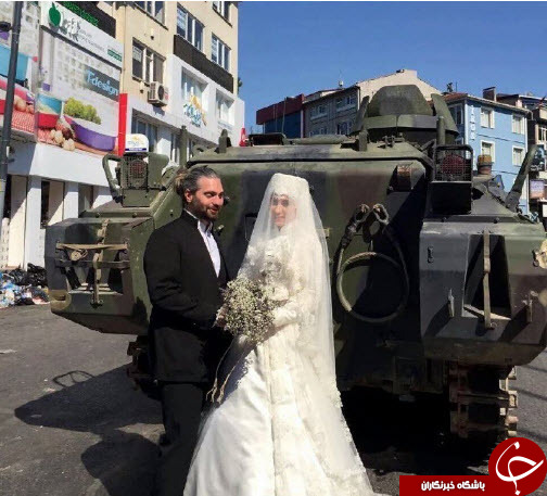 سلفی ترک&zwnj;ها در کنار تانک&zwnj;ها+تصاویر