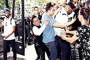 فیلم تلاش هوادار برای گرفتن سلفی از بنزما