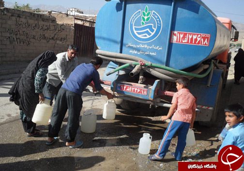 تجمع مردم روستای فیازمند نهاونددر اعتراض به کمبود آب اشامیدنی+تصاویر