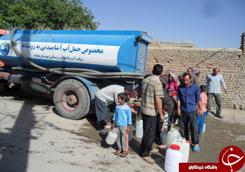 تجمع مردم روستای فیازمند نهاونددر اعتراض به کمبود آب اشامیدنی+تصاویر