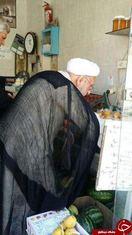 عضو مجلس خبرگان در میوه فروشی