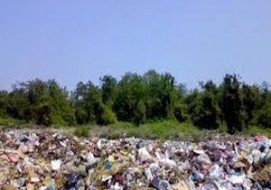پاکسازی جاده با کمک زندانیان
