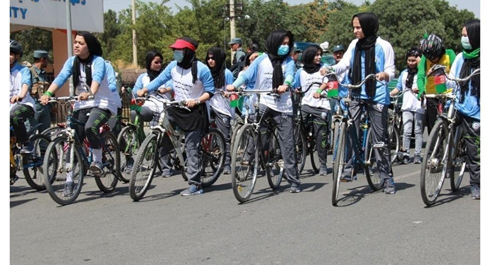 رکاب زدن دختران برای از بین بردن مواد مخدر در افغانستان
