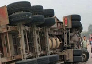 واژگونی یک دستگاه تریلی در محور بروجن به لردگان