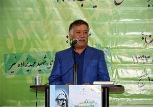 پیشگامی خیران اردبیلی در حمایت از بیماران سرطانی/ اهدای تندیس حامیان سرطانی به جانباز هشت سال دفاع مقدس توسط خیر اردبیلی