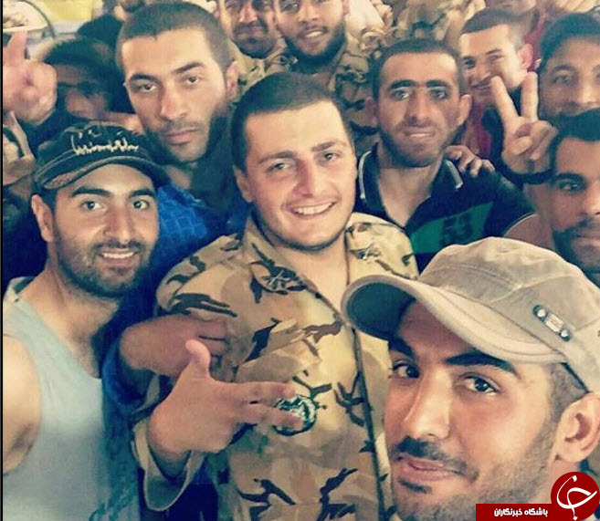 پدری که چشم به راه سربازش است+عکس