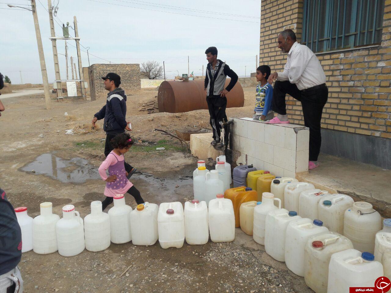 صف&zwnj;کشی برای تهیه آب شرب در روستای چاه&zwnj;فرش + تصاویر