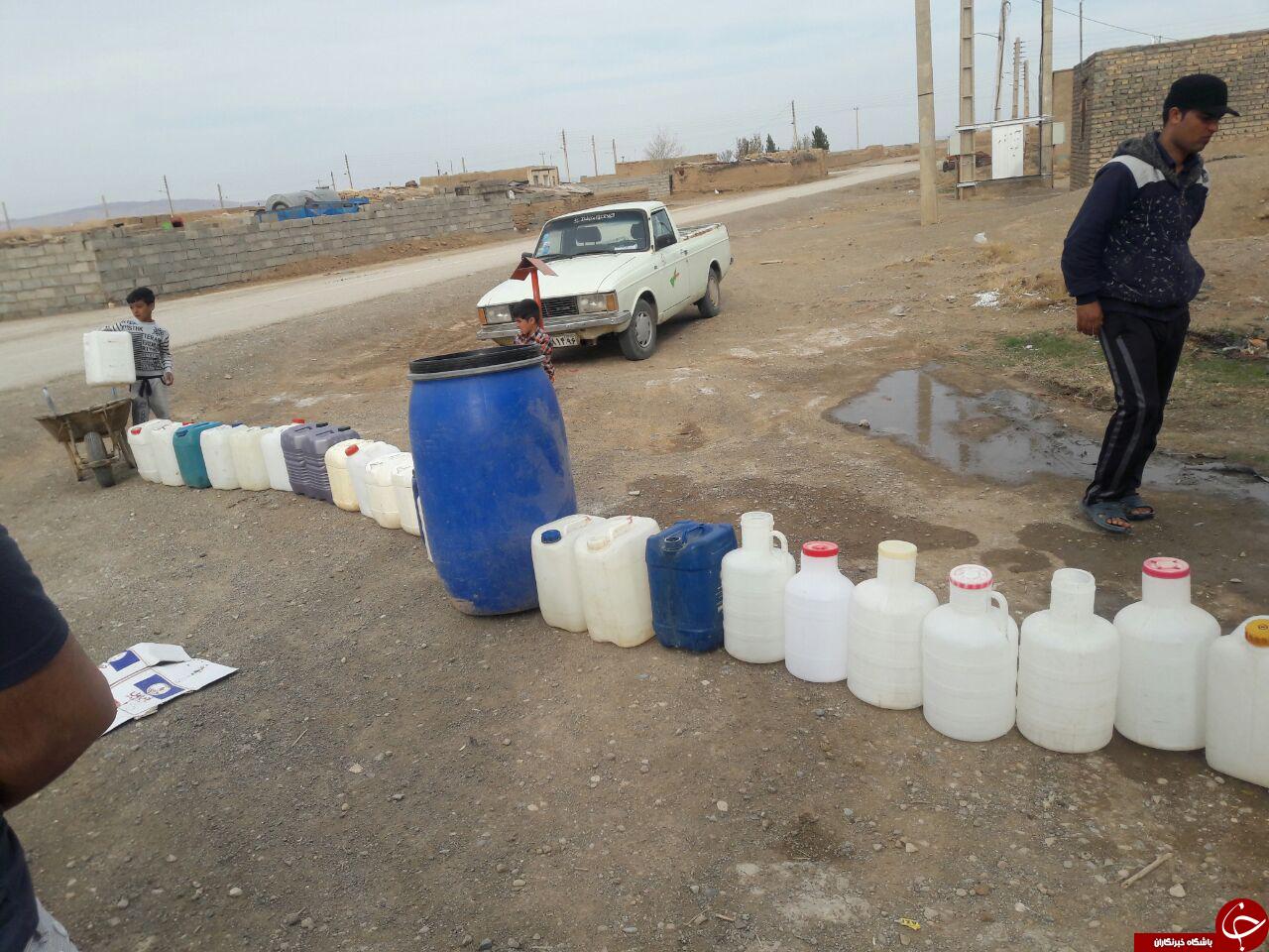 صف&zwnj;کشی برای تهیه آب شرب در روستای چاه&zwnj;فرش + تصاویر