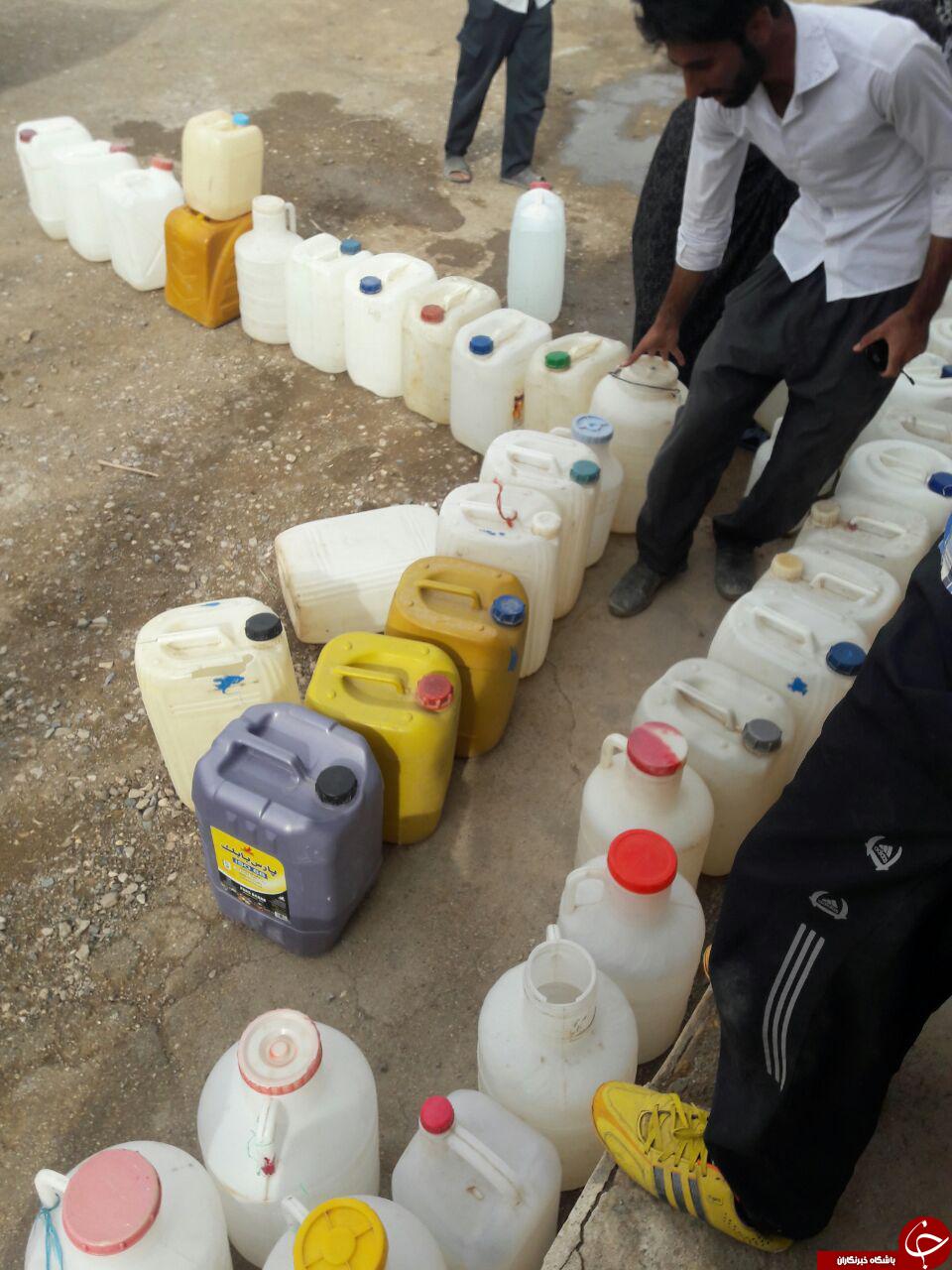 صف&zwnj;کشی برای تهیه آب شرب در روستای چاه&zwnj;فرش + تصاویر