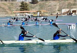 قایقرانان هرمزگانی در جشنواره آب های آرام پارو می زنند