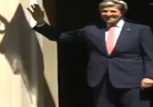 برخورد ناگهانی جان کری با درب دفتر نخست وزیر انگلیس + فیلم