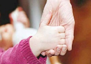 واگذاری کودکان بی‌سرپرست با تعیین تکلیف والدین