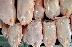 کنترل و تثبیت قیمت با عرضه مرغ منجمد در بازارهای استان