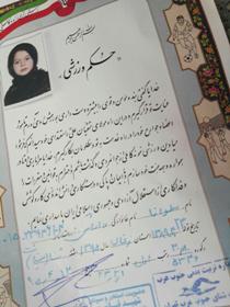 مدال طلا بر گردن کوچکترین شناگر زنجانی