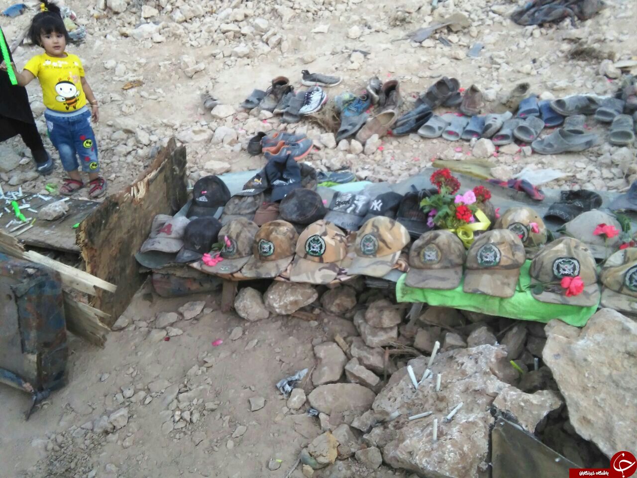 روشن کردن شمع در محل حادثه اتوبوس سربازان + تصاویر