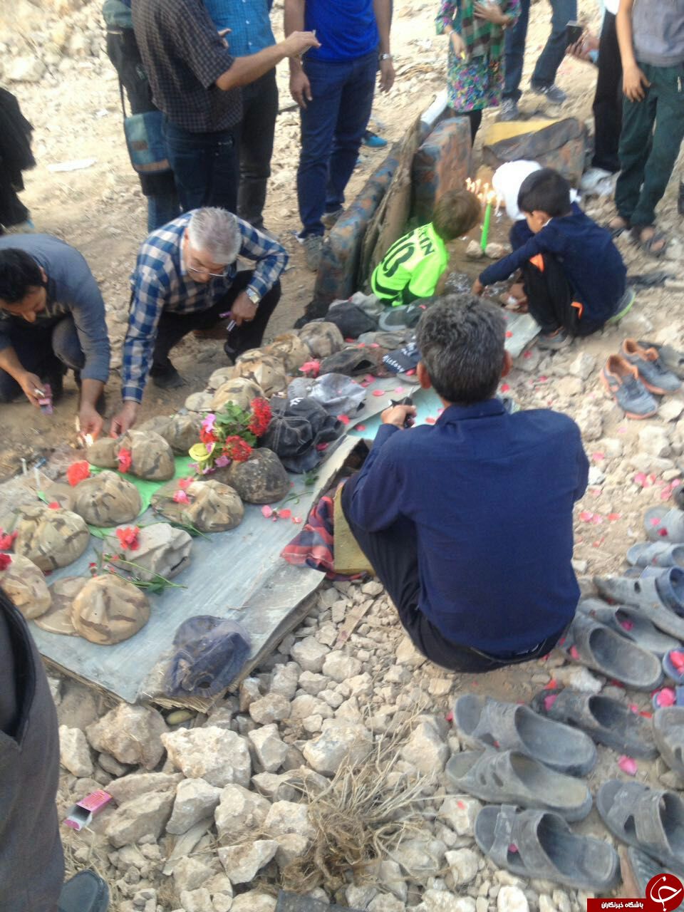 روشن کردن شمع در محل حادثه اتوبوس سربازان + تصاویر