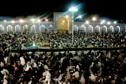 دستان دعا رو به سوی گرداننده ی تقدیر